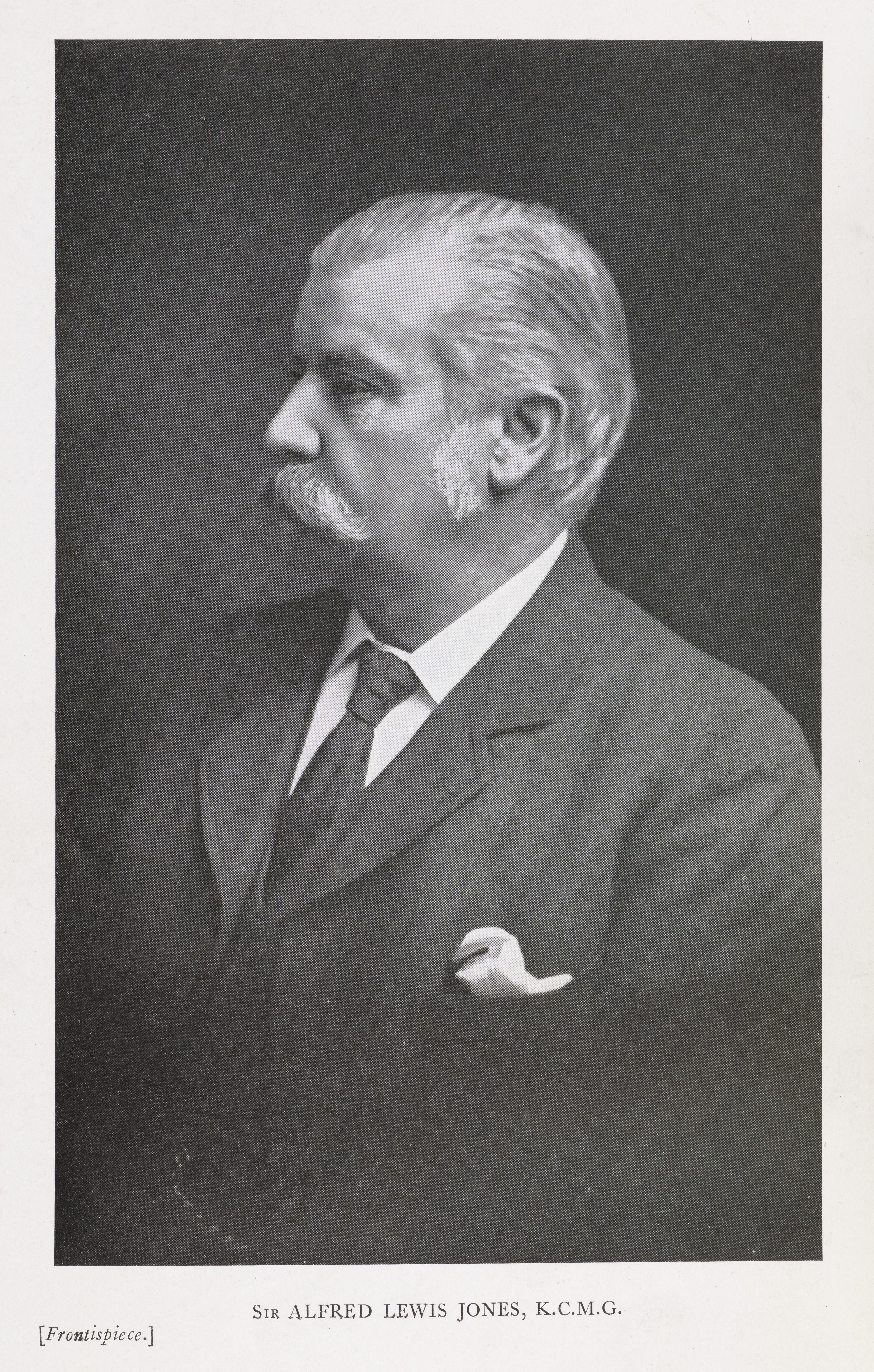 Alfred Lewis Jones侧身坐姿黑白历史照片