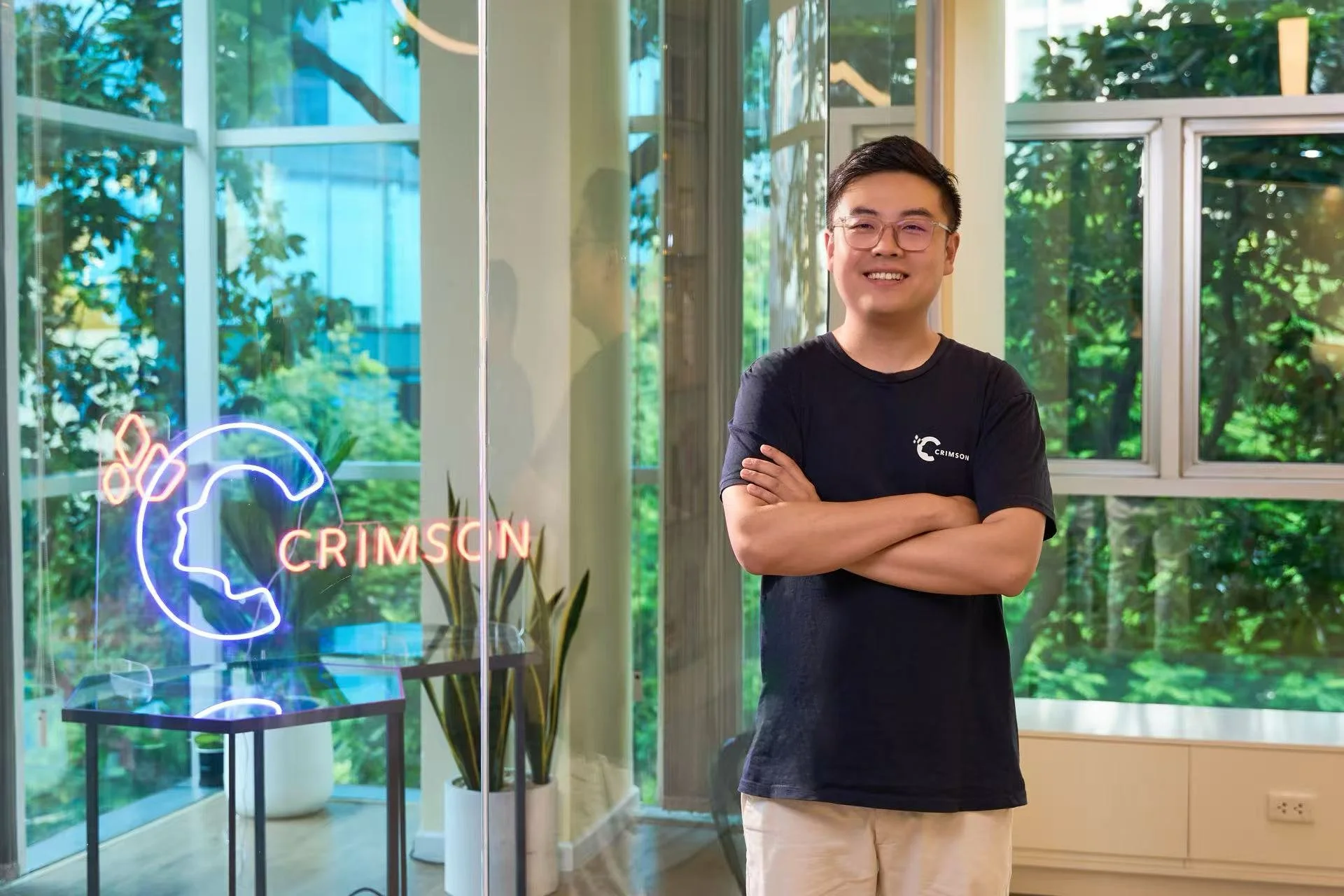 姜方洲在Crimson办公室的真人肖像