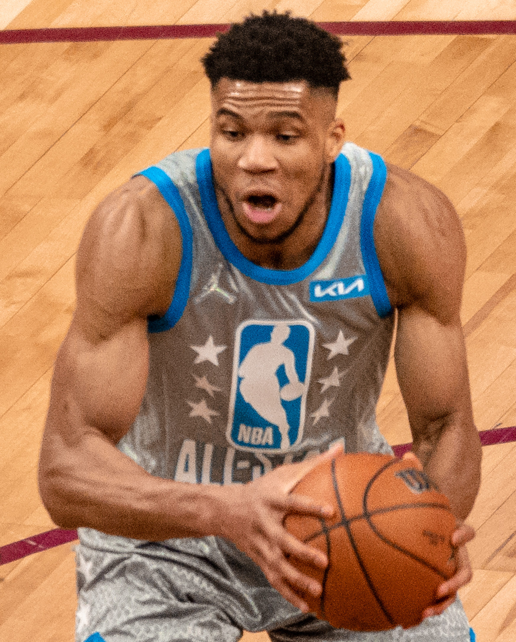 Giannis Antetokounmpo在2022年全明星活动中持球