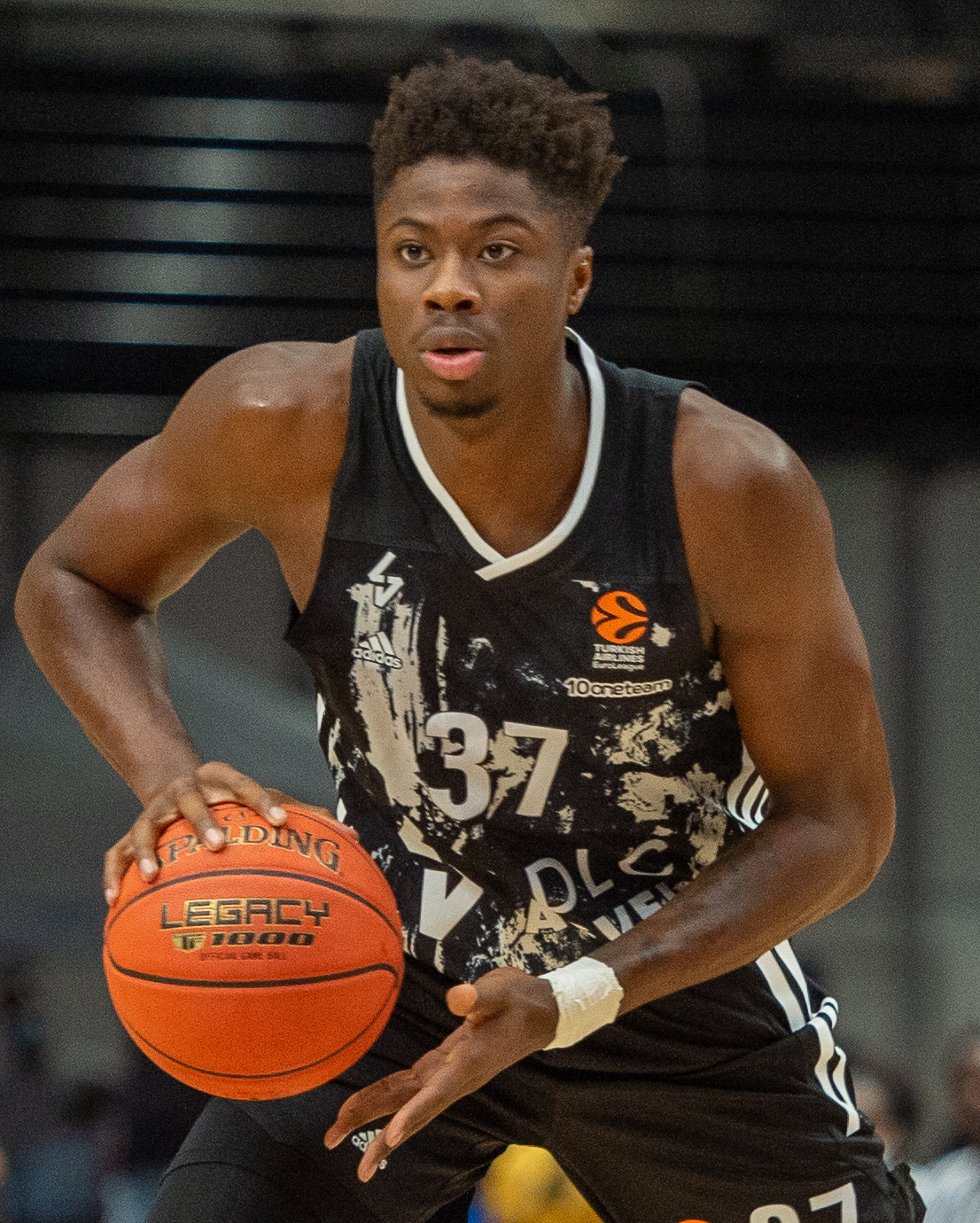 Kostas Antetokounmpo在2021年比赛中持球