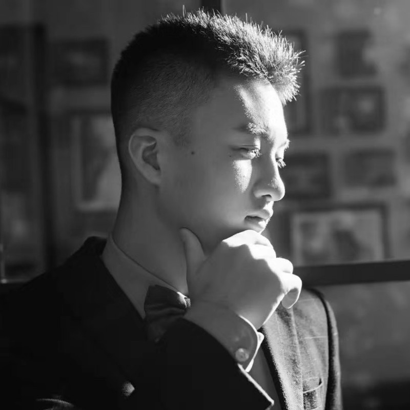 Norman 本人 LinkedIn 使用的黑白肖像