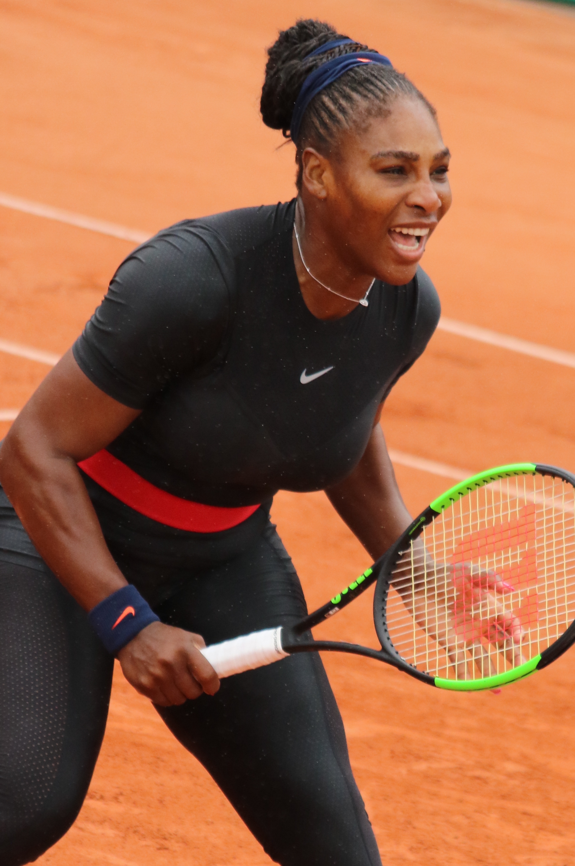 Serena Williams在2018年法国网球公开赛场上的照片